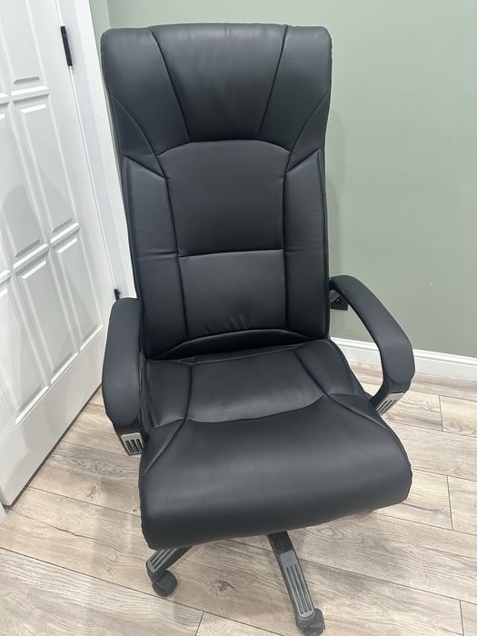 Кресло для офиса почти новый