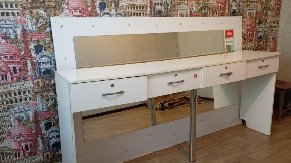 Продам визажный стол срочно