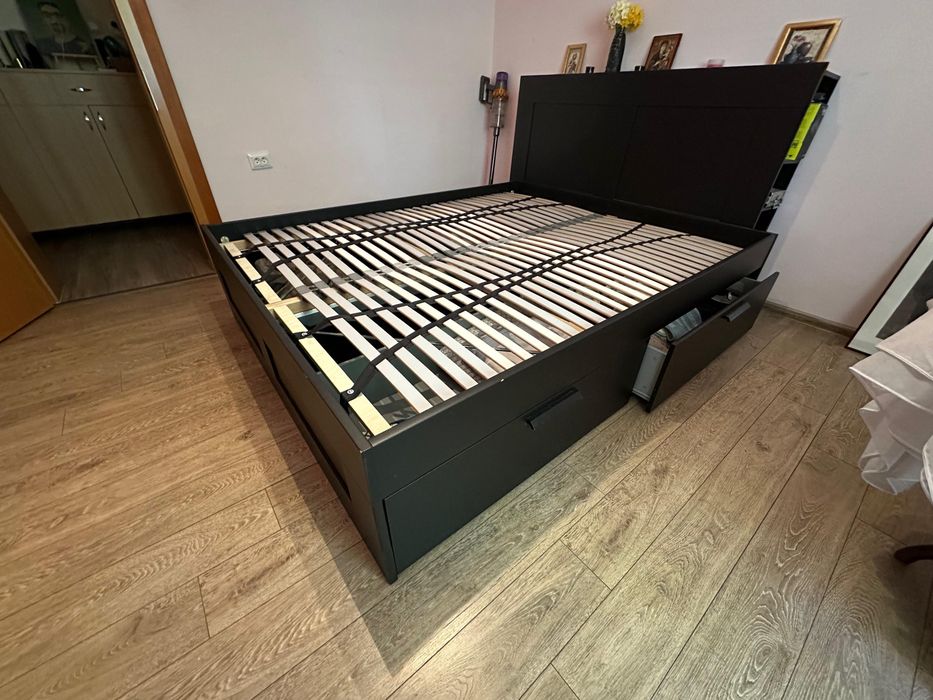 Vând pat Ikea Brimnes dimensiuni 200 pe 160, culoare neagră