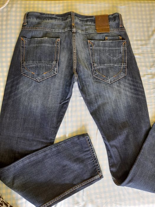 Продавам мъжки дънки с права кройка