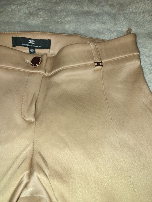 Ofer spre vânzare pantaloni de brend !