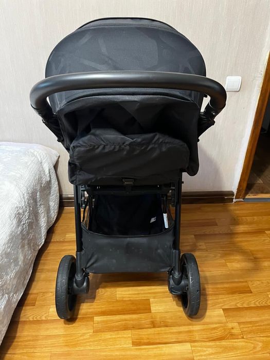 Продам детскую коляску черного цвета