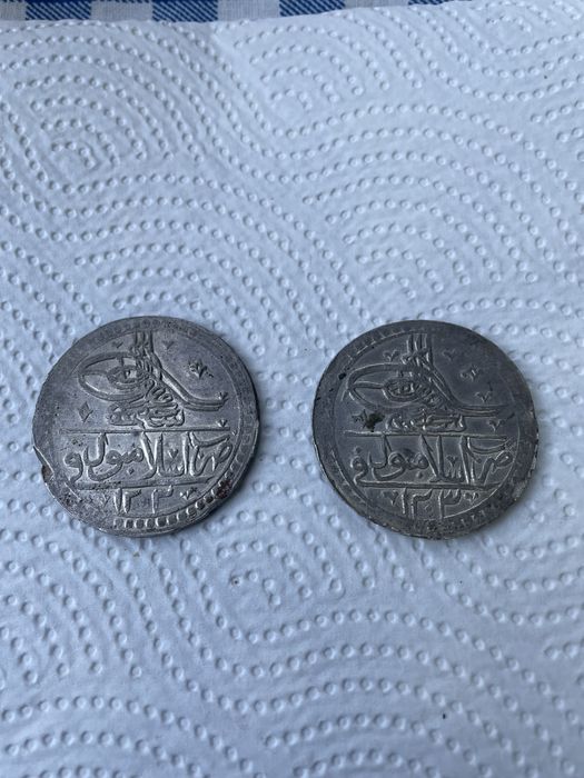 Doua monede vechi de argint