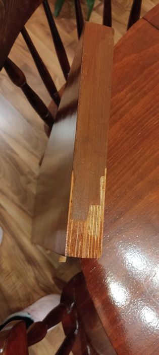 Трапезна разтегателна маса с четири стола.