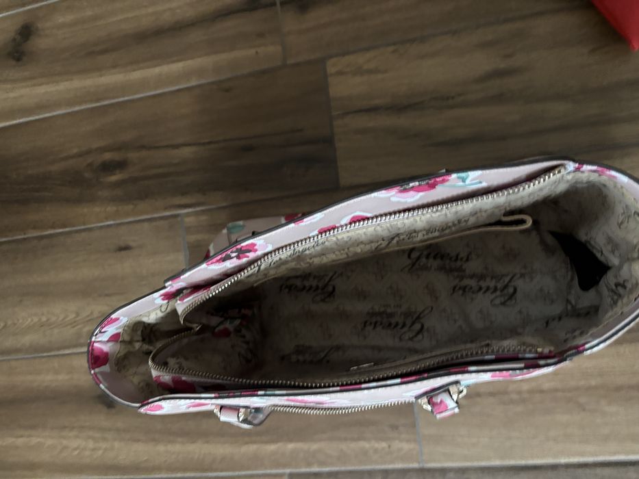 Чанта Guess с флорален принт