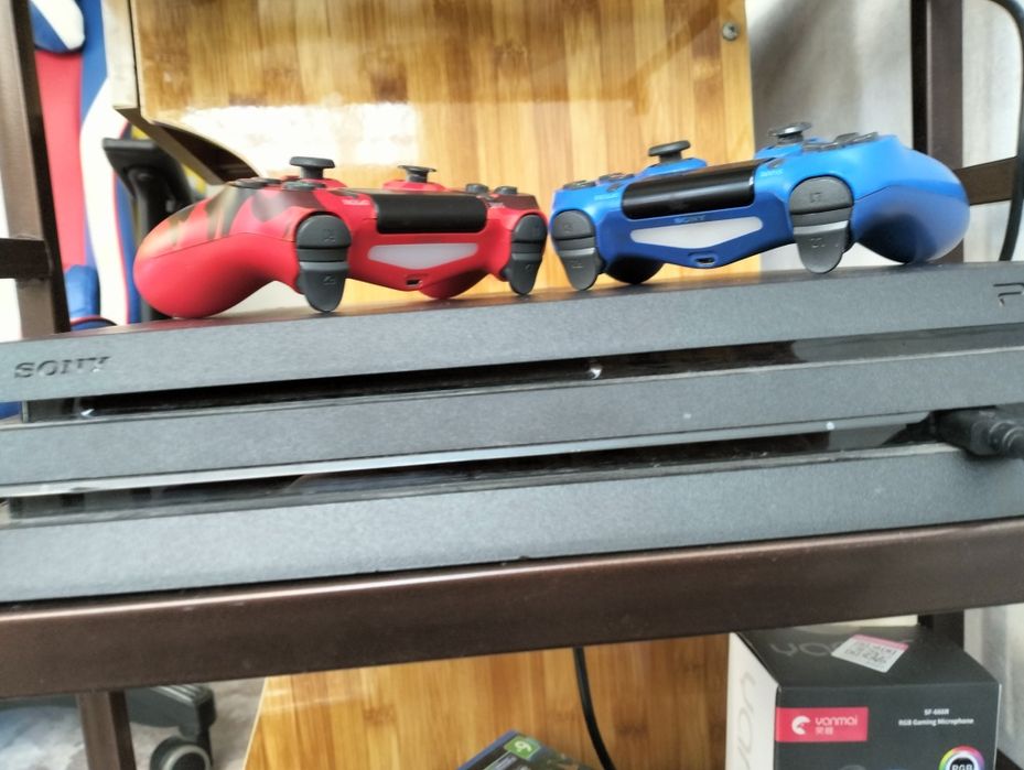 Продам пс 4 про с играми и геймпадми