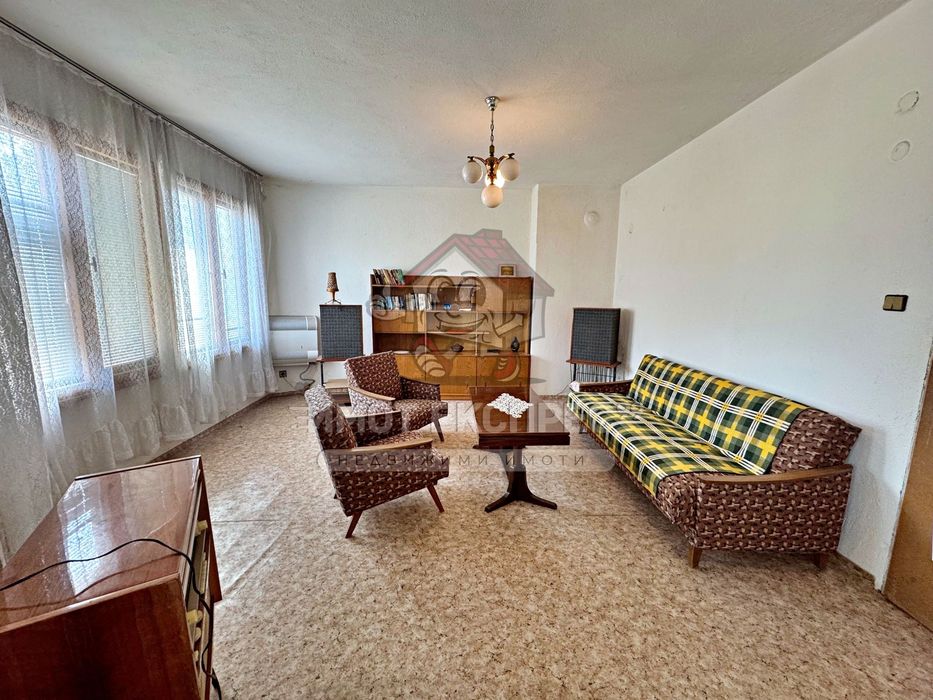 Етаж от къща, мансарден апартамент и гараж, Централна градска част