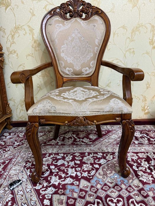 Стол и стулья для гостевой комнаты из Дубая (чистое дерево)