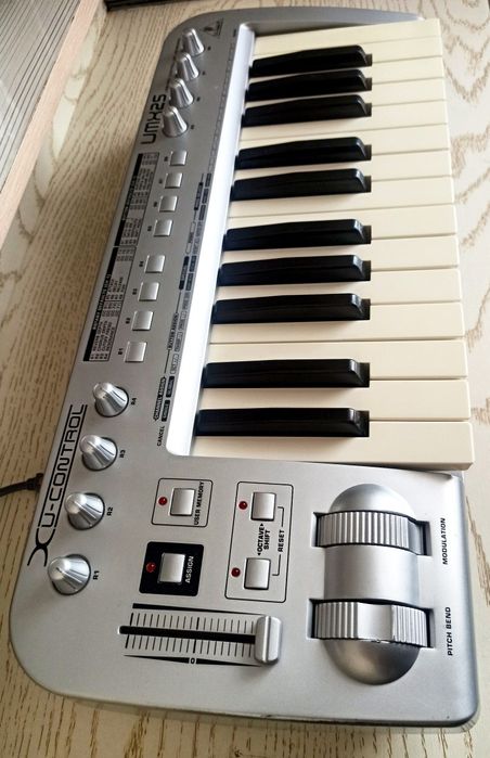 Behrenger umx 25 midi kllavish sotiladi.