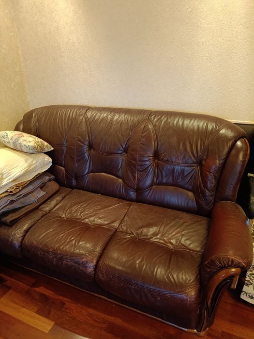 Кожаный уголок, два дивана и кресло