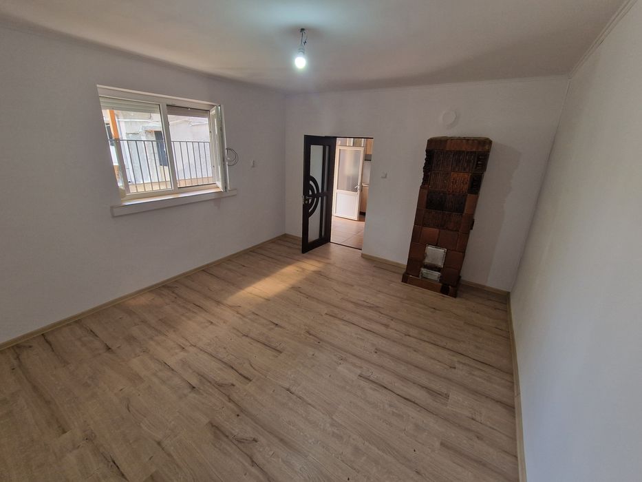 Vand apartament la casa cu  1 camera in curte comuna pe str. cuza voda