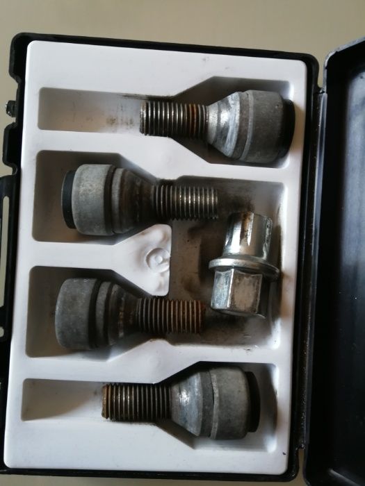 продавам комплект секретни болтове за джанти за Дъстър