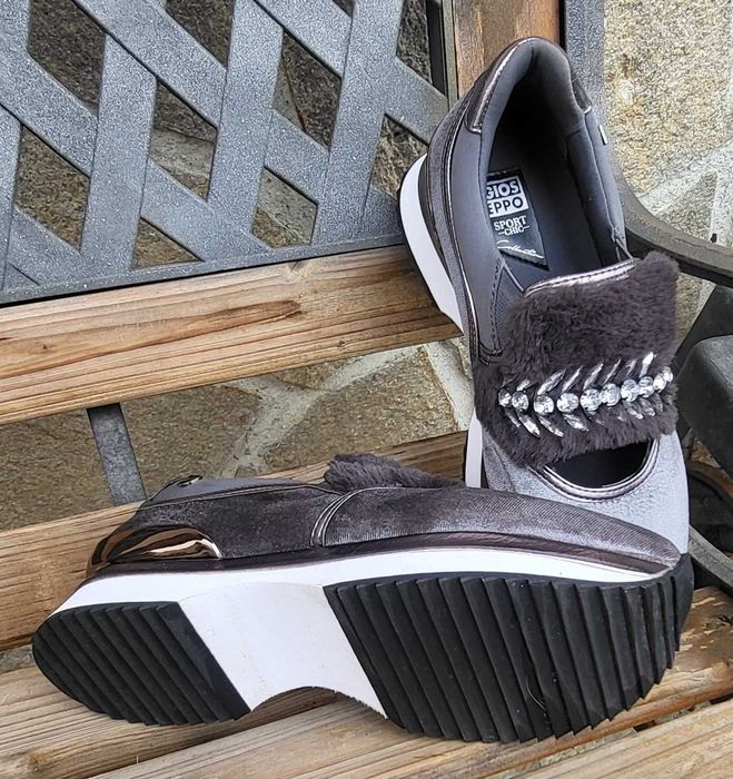 Спортни сиви сникърси с камъни