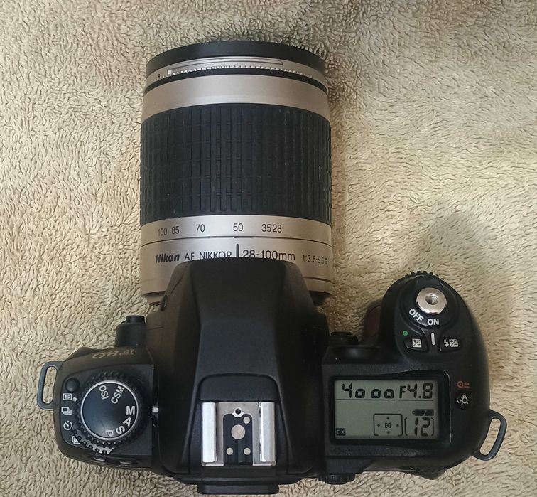 Aparat foto Nikon F80 cu obiectiv