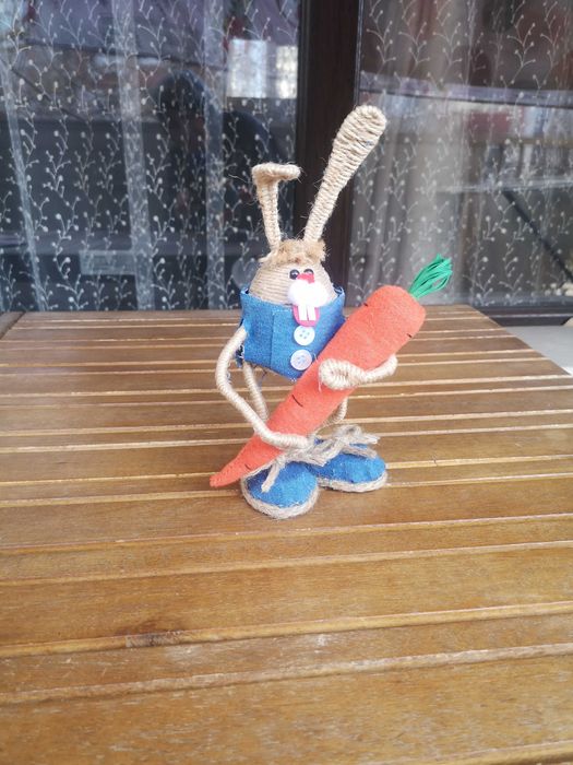 Весел заек с морков