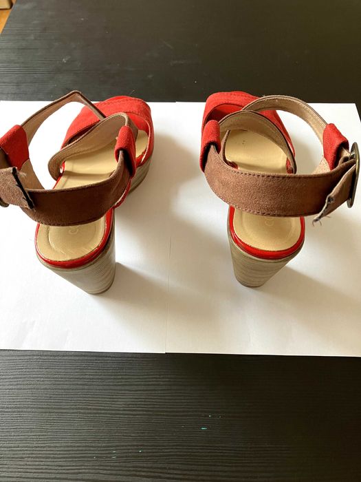 Червени сандали на ток