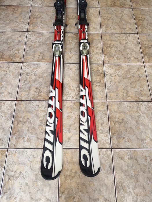 Vând schiuri Atomic