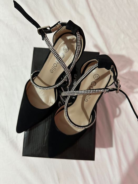 Vând acești minunați pantofi cu toc CAROLIE