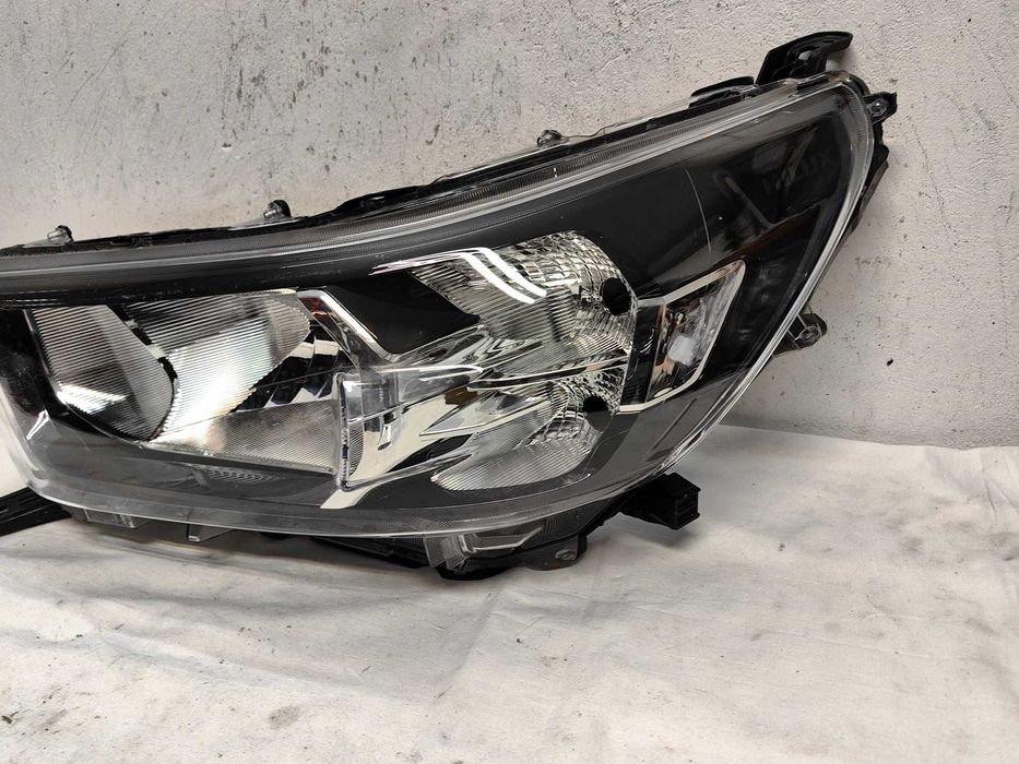 Оригинален фар Тойота  Toyota Hilux 2018