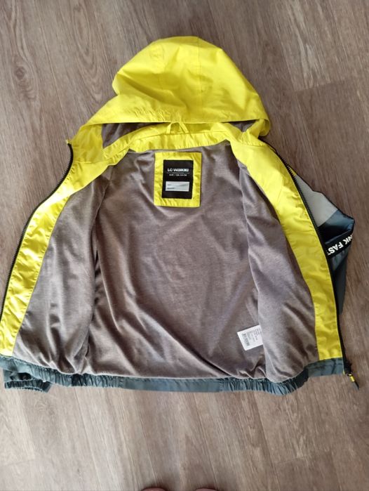 Продам ветровку на мальчика