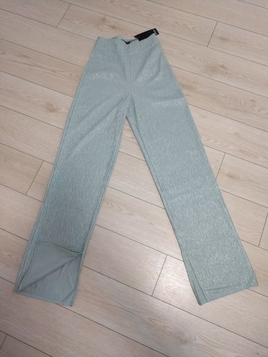 Pantaloni evazați cu talie înaltă