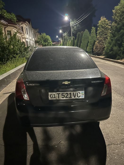 Lacetti 1.8 sotiladi