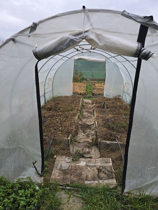 Solar cu carcasa si prelata