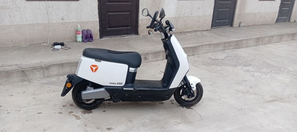 Скутер Yadea e8s скутер.