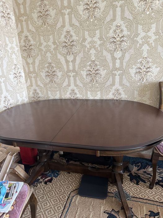 Стол для гостиной или зала