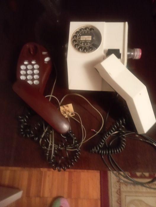 Два советских телефона .белый рабочий.бордовый звук с треском телефоны