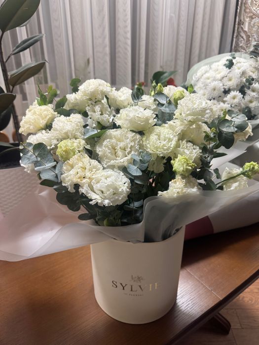 Свежий Белый букет в корзине