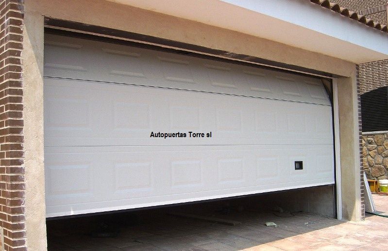 Гаражни секционни врати