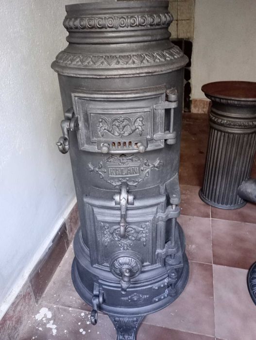 Чугунена антична печка. Произведена в Австрия 1895г.