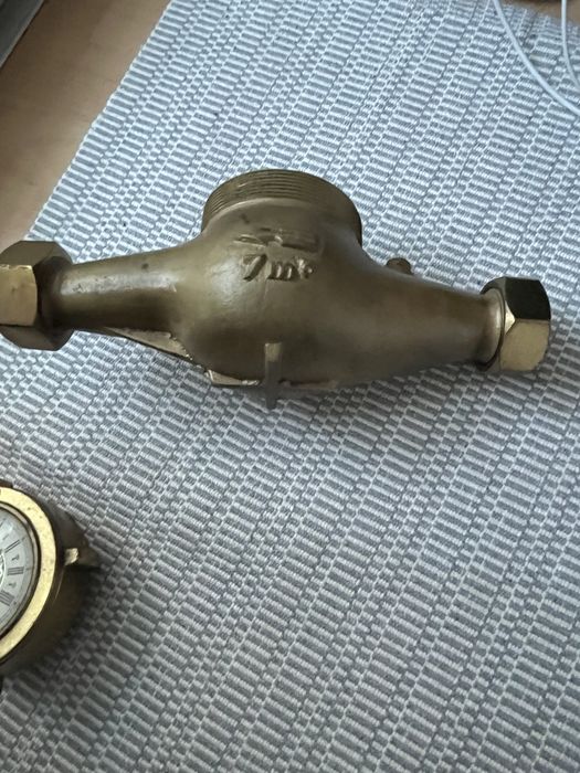 Часовник във формата на водомер