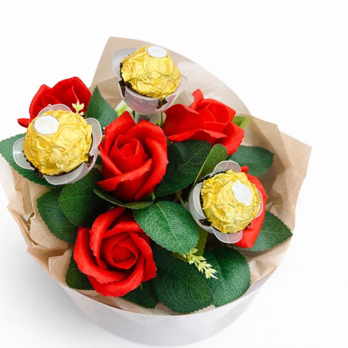 Уникален бутет за 8 март с рози ,бонбони,лалета, фрезия, божур и др.