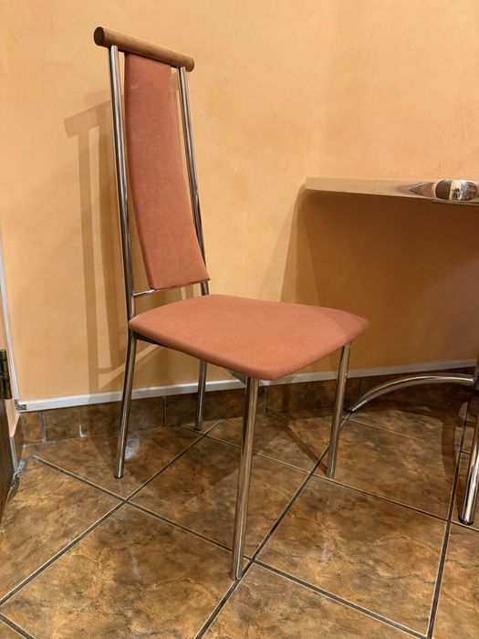 Masa de bucatarie si 3 scaune tapitate