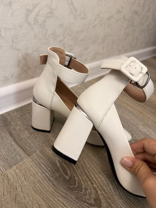 Продам туфли белые