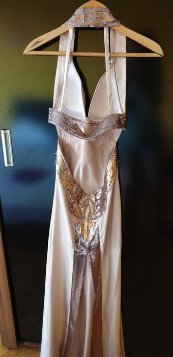 Бална рокля с гол гръб