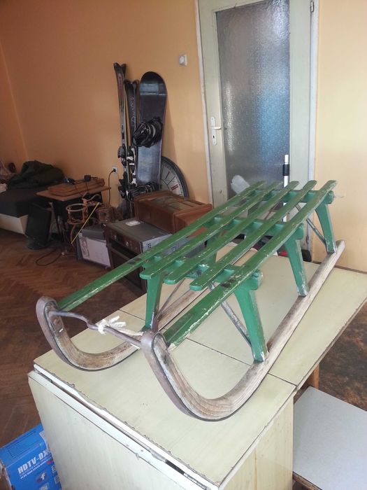 Стара дървена  шейна . Поне на 100 години.