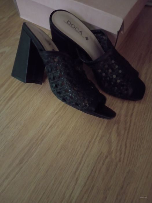 Vând sandale de plaja si saboti decupați negri