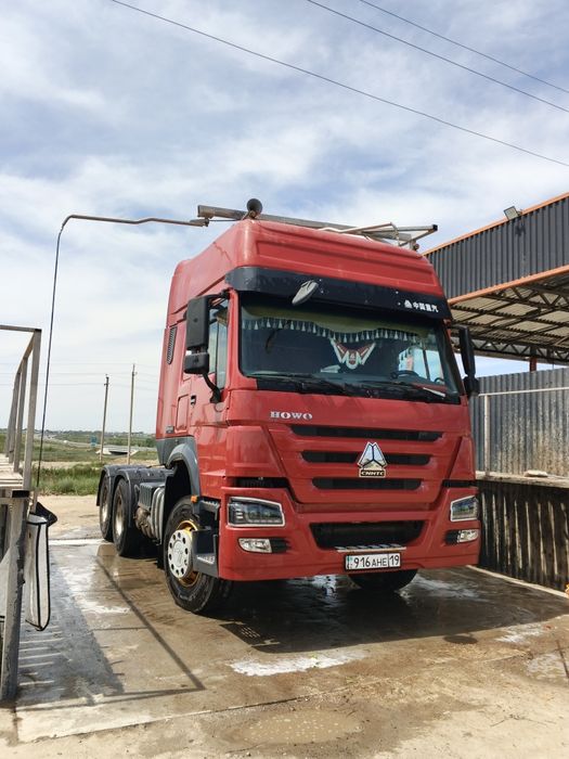Тягач Хова 6×4  на ходу.                 .