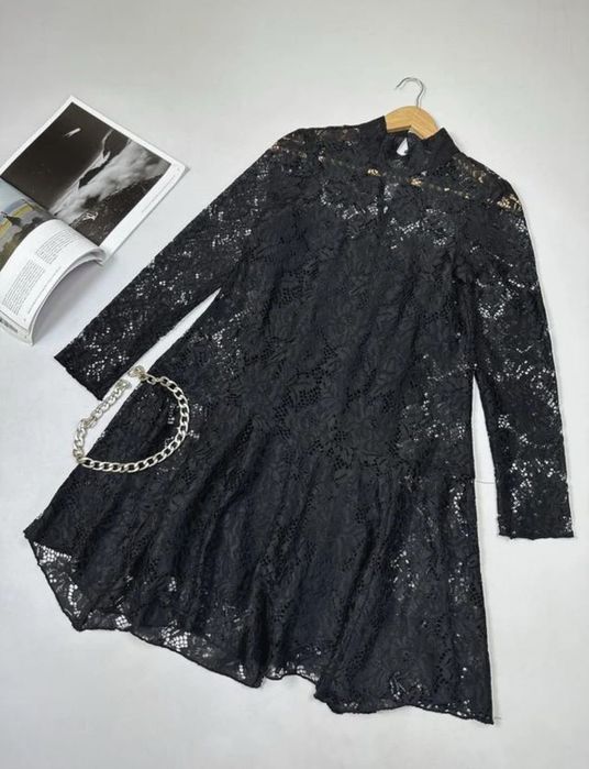 Rochie neagră din dantela cu guler