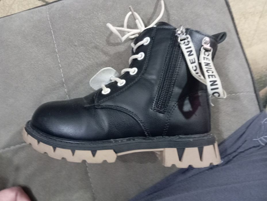 Продаются детские ботинки