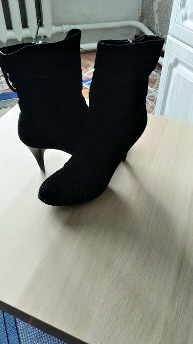 Продам. Натуральные. Замша.