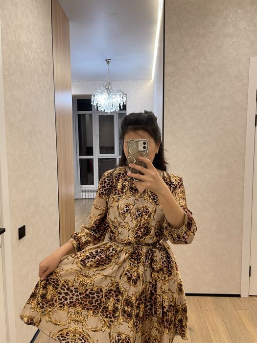 Красивое атласное платье