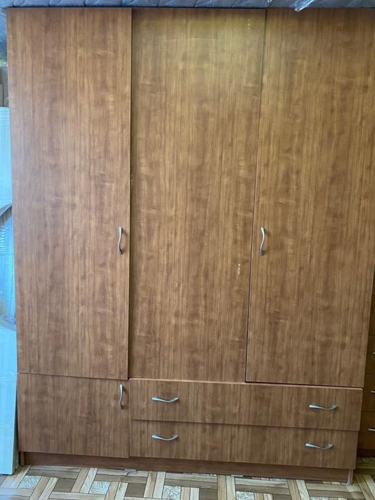 Платиный шкаф и трюмо