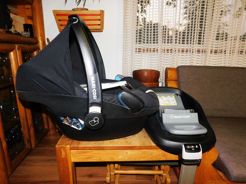 Scoica Maxi Cosi Pebble + bază Isofix FamilyFix