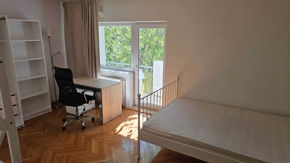 Dau in chirie Apartament cu 4 camere, 2 bai, str. Pasteur, foarte aproape de UMF