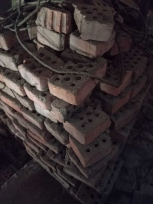 Тухли еденички с дупки, ни здрави от старите тухли неизползвани
