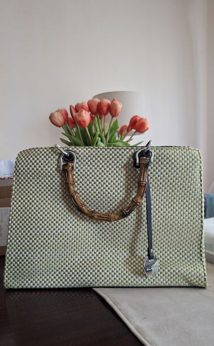 Чанта червен пепит или светлозелен пепит с бамбукова дръжка.